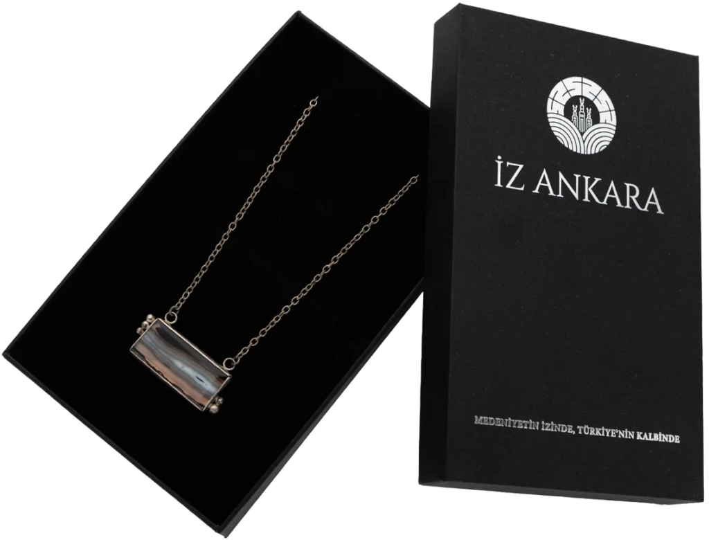 Beyaz-Kahverengi Çizgili Dikdörtgen Agat Taşlı Gümüş Kolye