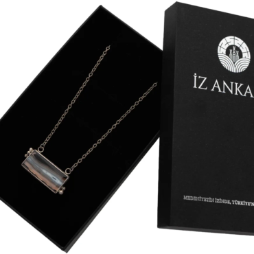 Beyaz-Kahverengi Çizgili Dikdörtgen Agat Taşlı Gümüş Kolye