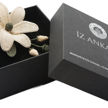 Beyaz Kır Çiçeği Motifli Broş – Nallıhan İğne Oyası