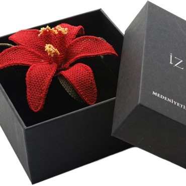 Canlı Kırmızı Orkide Motifli Broş – Nallıhan İğne Oyası