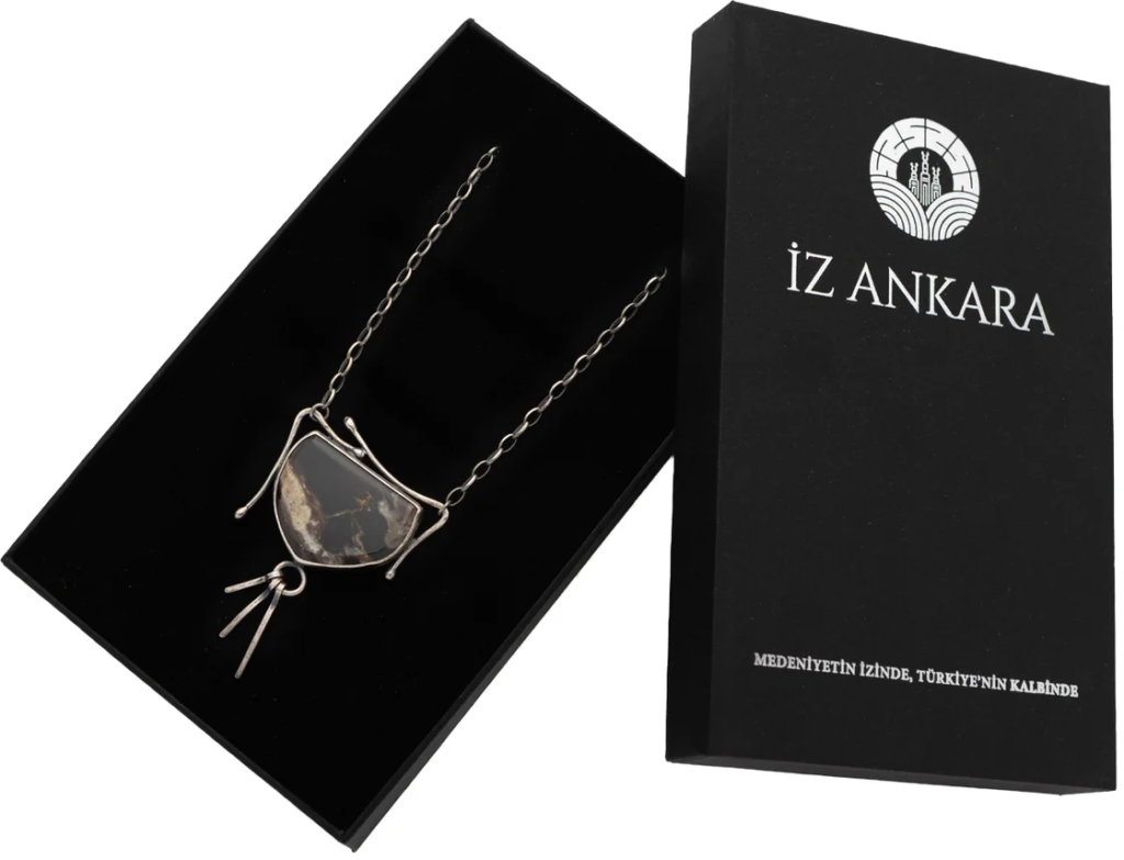 Çubuk Agat Taşlı - Kalkan Formlu Kahverengi Gümüş Kolye