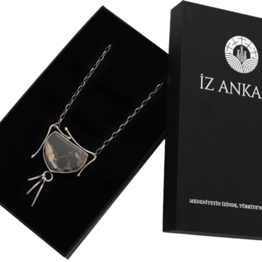 Çubuk Agat Taşlı – Kalkan Formlu Kahverengi Gümüş Kolye