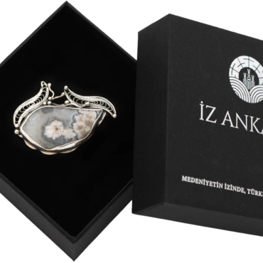 Gri-Beyaz Damla Şeklinde Agat Broş