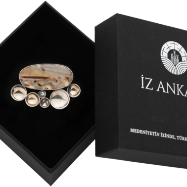 Kahverengi-Bej Uzun Oval Şekilli Agat Broş, Yuvarlak Detaylarla