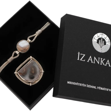 Kahverengi-Beyaz Desenli Agat Taşlı Bileklik ve Broş Seti