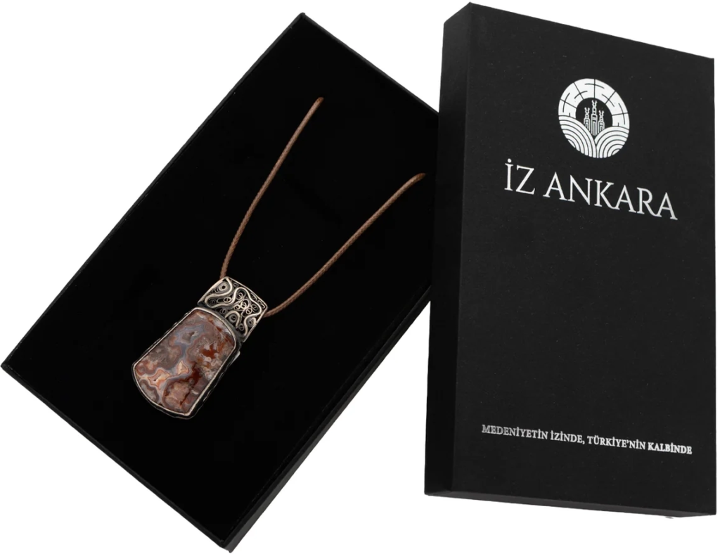 Kahverengi-Beyaz Desenli Dikdörtgen Agat Taşlı Deri Kordonlu Kolye