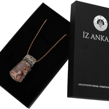 Kahverengi-Beyaz Desenli Dikdörtgen Agat Taşlı Deri Kordonlu Kolye