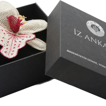 Orkide Çiçeği Motifli Broş – Nallıhan İğne Oyası