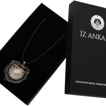 Pembe-Beyaz Desenli Agat Deri İpli Gümüş Kolye