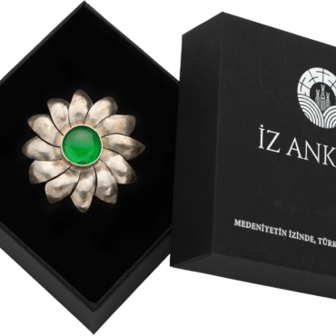 Rüzgar Gülü Motifli Gümüş Broş, Yeşil Camlı