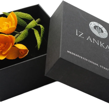 Sarı Çiçek Motifli Broş – Nallıhan İğne Oyası