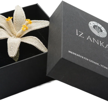 Sarı Zambak Motifli İğne Oyası Broş – Nallıhan El İşlemesi