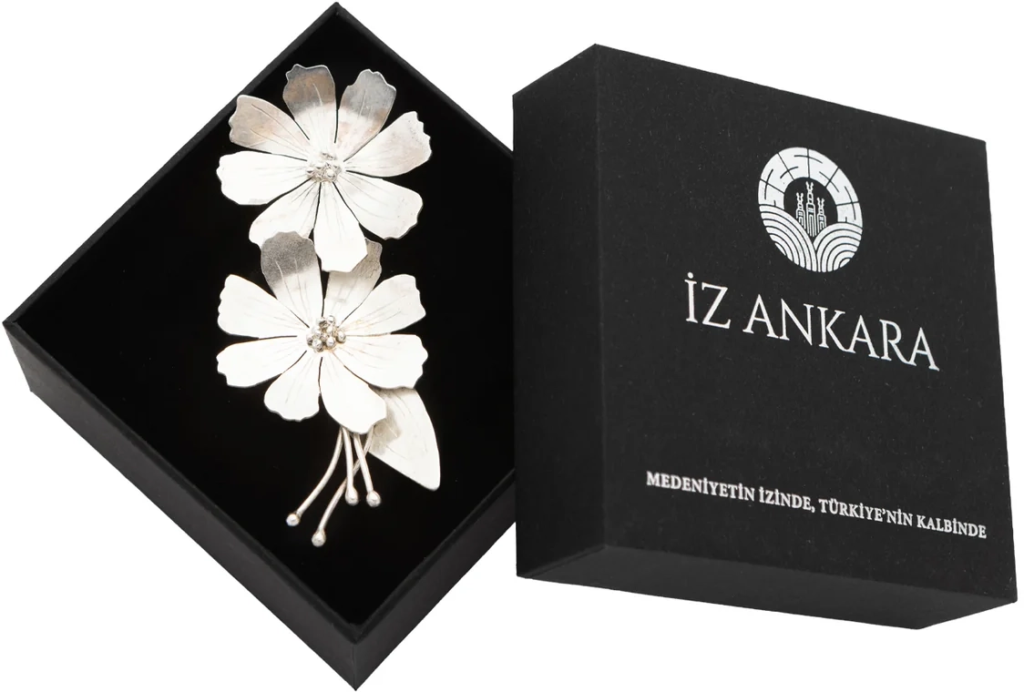 Sevgi Çiçeği Motifli Gümüş Broş